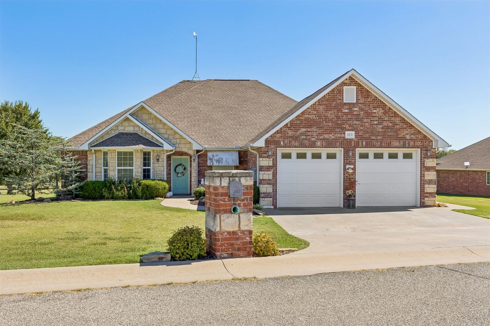 Property Photo: 923 S Country Club Drive OK 74023