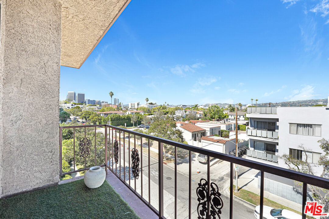 Property Photo:  1101 Rexford Dr, Unit 303  CA 90035 