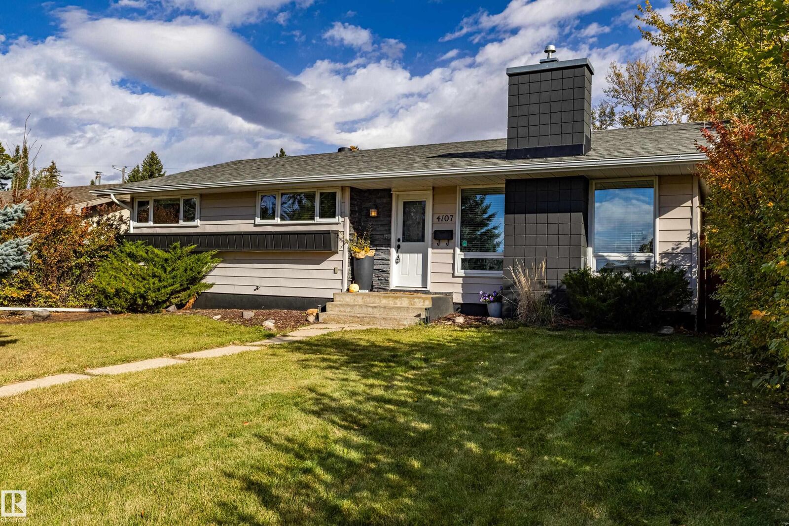 Property Photo:  4107 122 Street NW  AB T6J 1Z1 