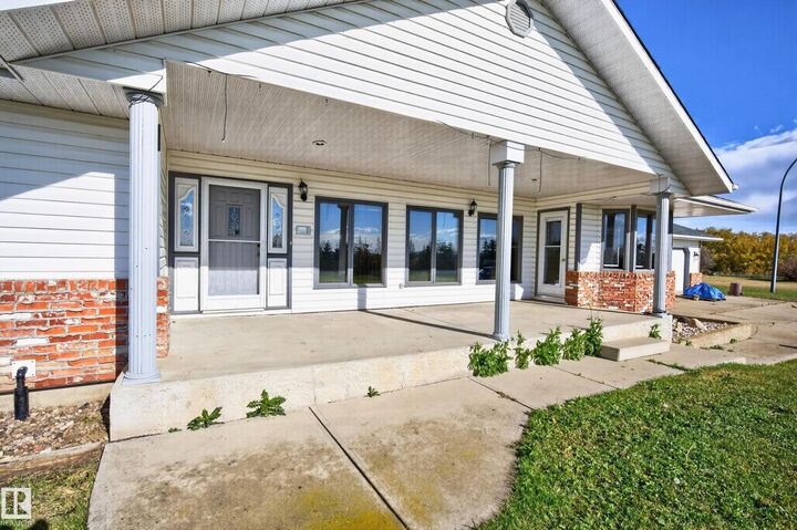 Property Photo:  19403 Fort Rd NE  AB T5Y 6H2 