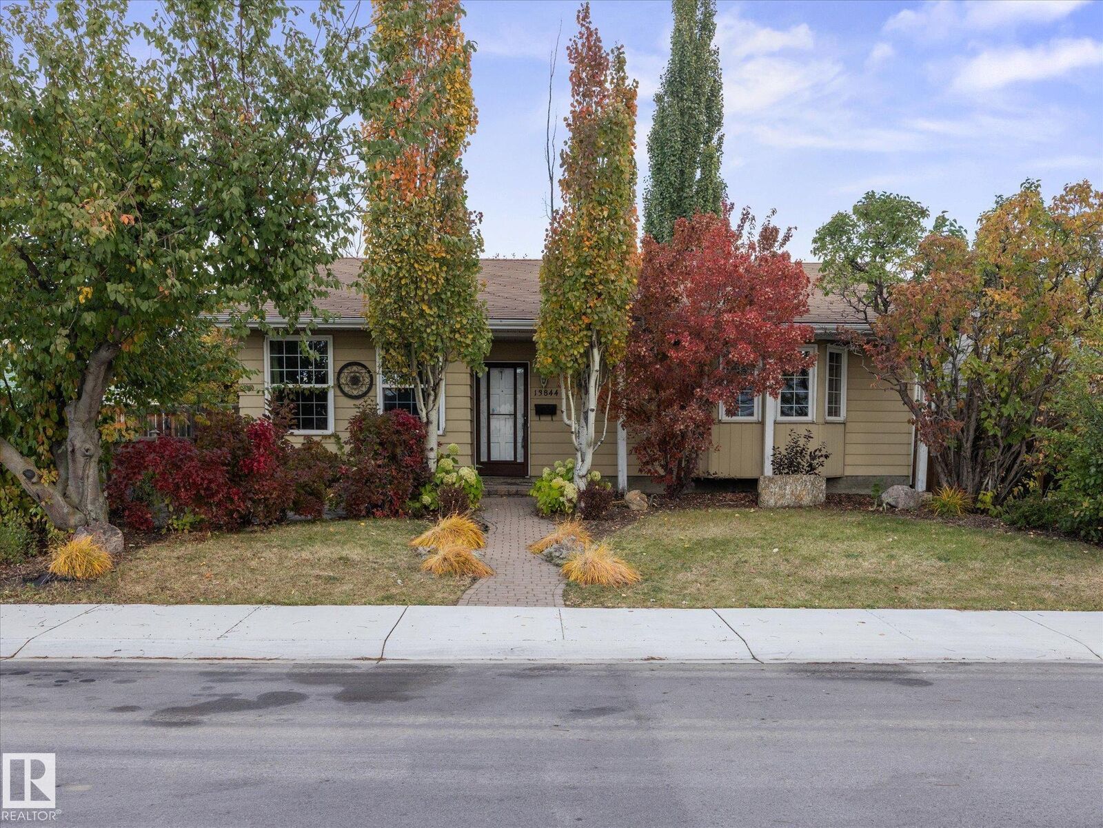Property Photo:  13844 30 Street NW  AB T5Y 1M5 