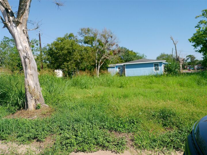 Property Photo:  1130 W 9th Street  TX 77541 