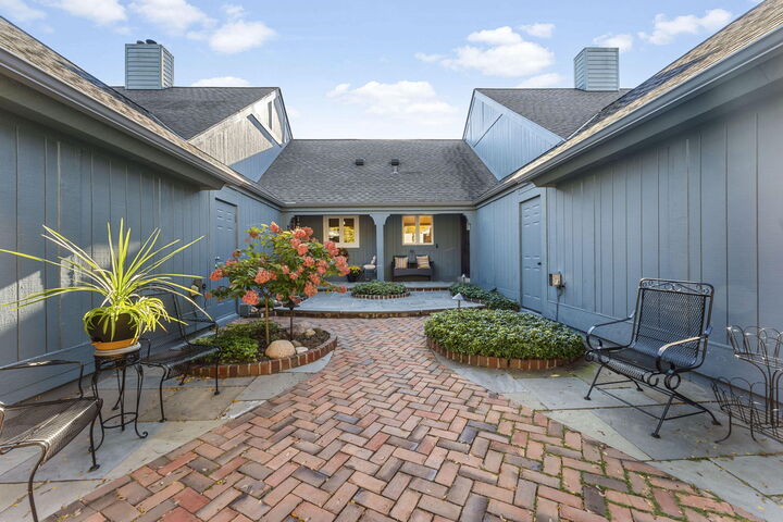 Property Photo:  2301 W Dickinson Ct  WI 53092 