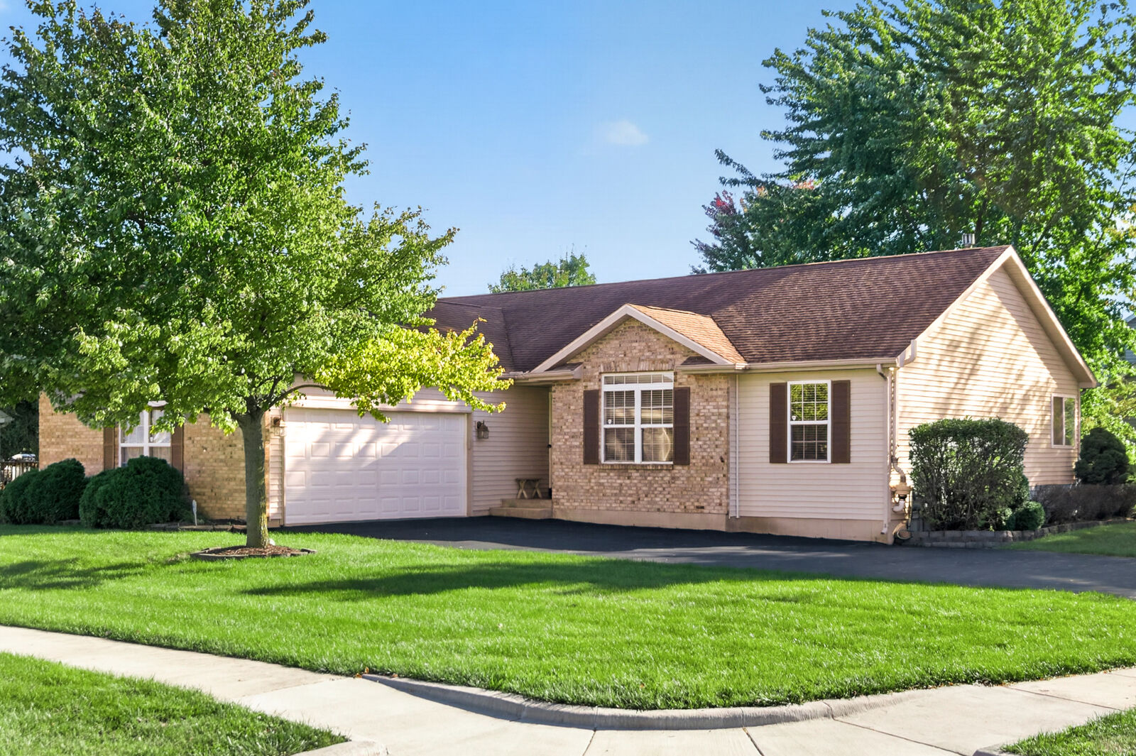 Property Photo: 1366 Knolls S Avenue IL 60115