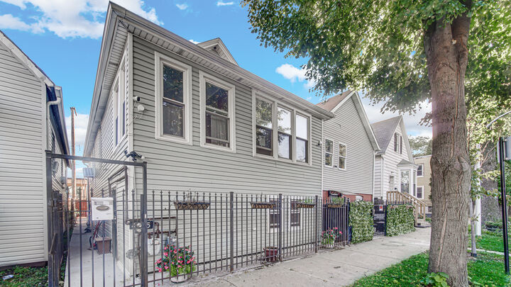 Property Photo: 4425 W Carroll Avenue IL 60624