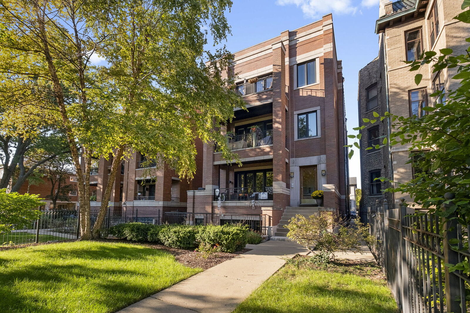 Property Photo:  2550 W Logan Boulevard 3F  IL 60647 