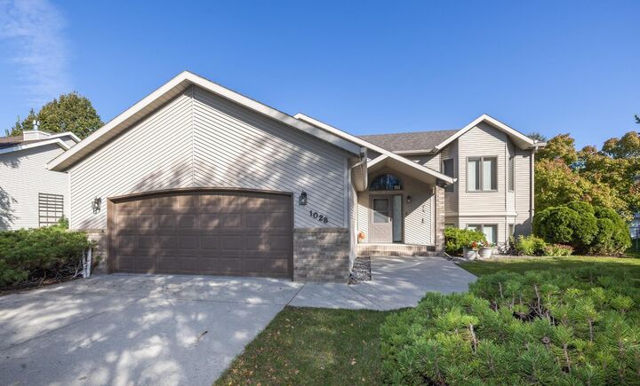 Property Photo:  1028 16th Avenue E  ND 58078 