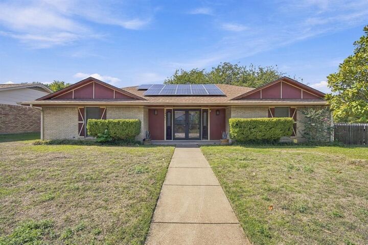 Property Photo:  1501 Meadow Court  TX 76065 