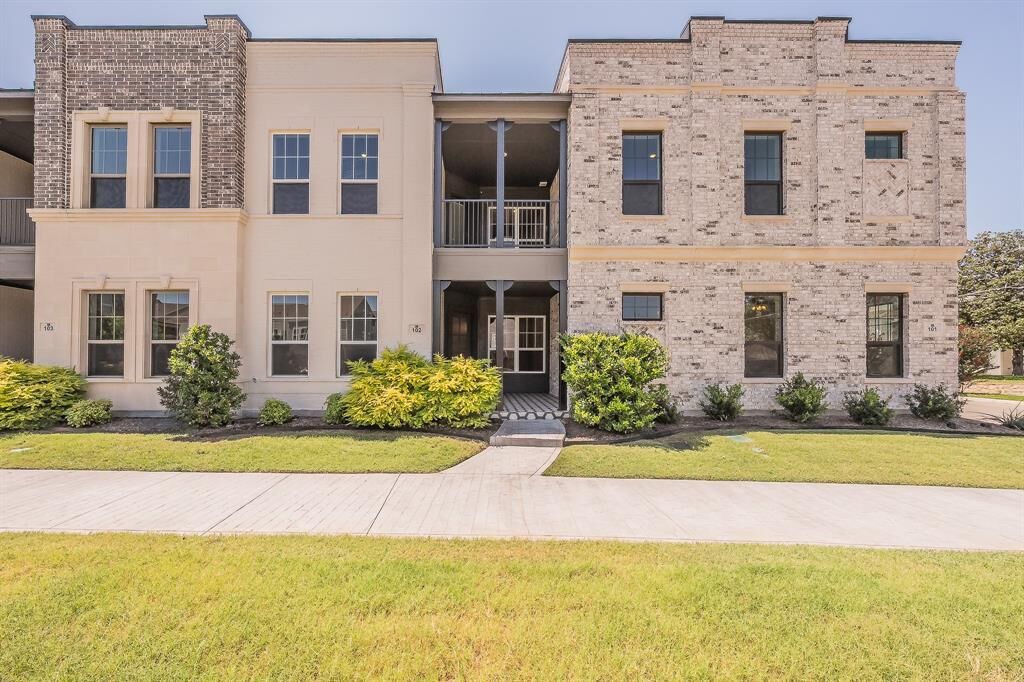 Property Photo: 305 Sunset Lane 101 TX 76114