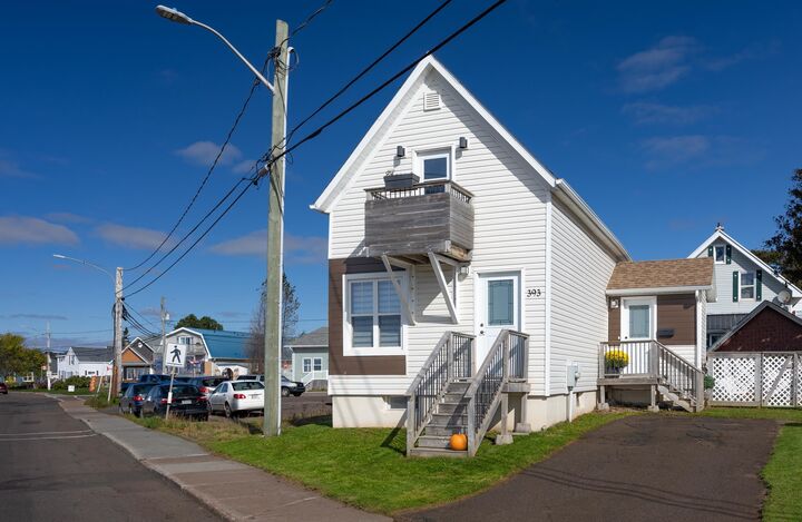 Property Photo:  393 Water Street  PE C1E 1X6 