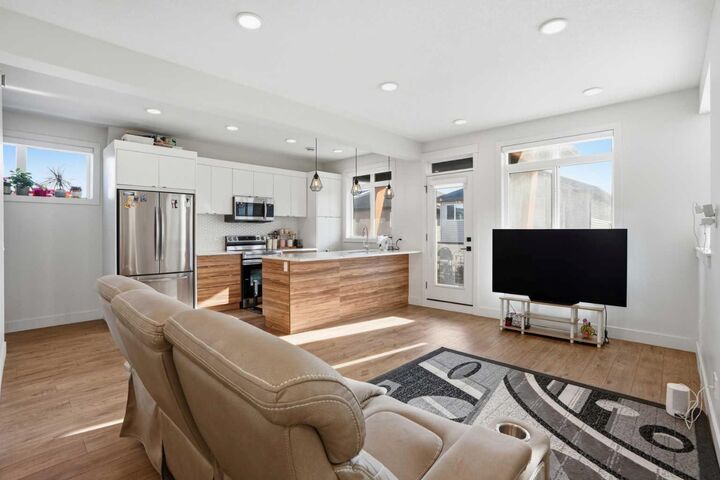Property Photo:  10060 46 Street NE 402  AB T3J 2H8 