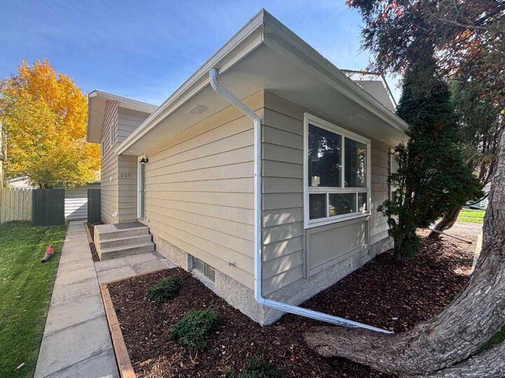 Property Photo: 235 Shawcliffe Circle SW AB T2Y 1E8