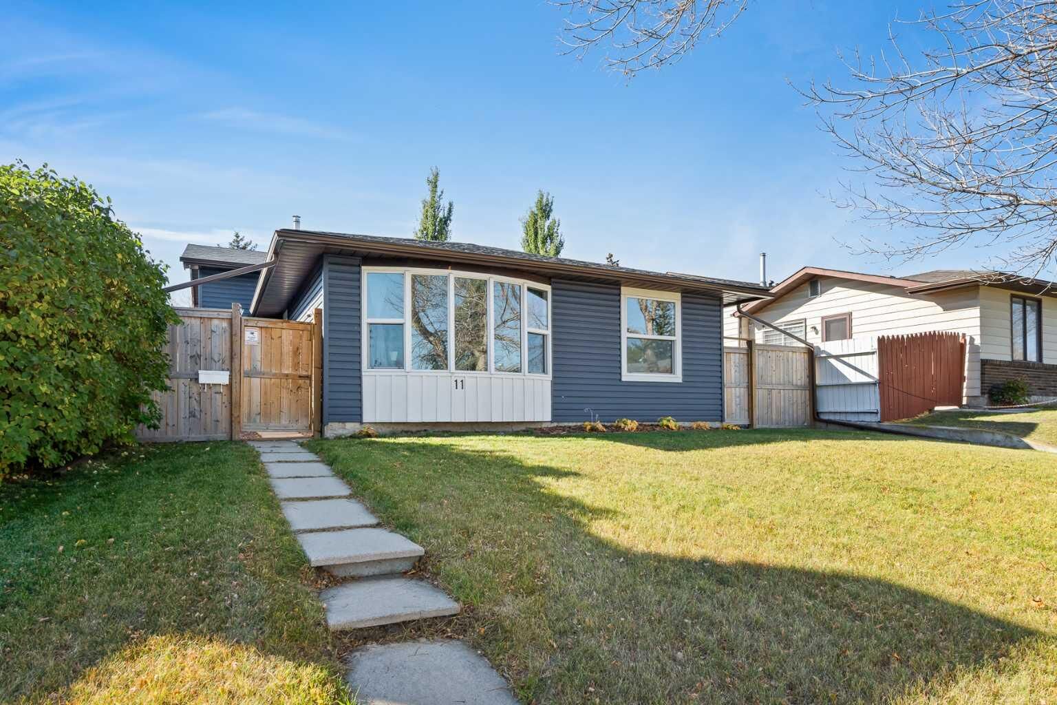 Property Photo:  11 Berwick Hill NW  AB T3K 1C4 