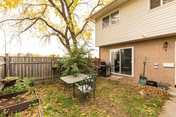 Property Photo:  1915 18 Avenue N 1  AB T1H 4V6 
