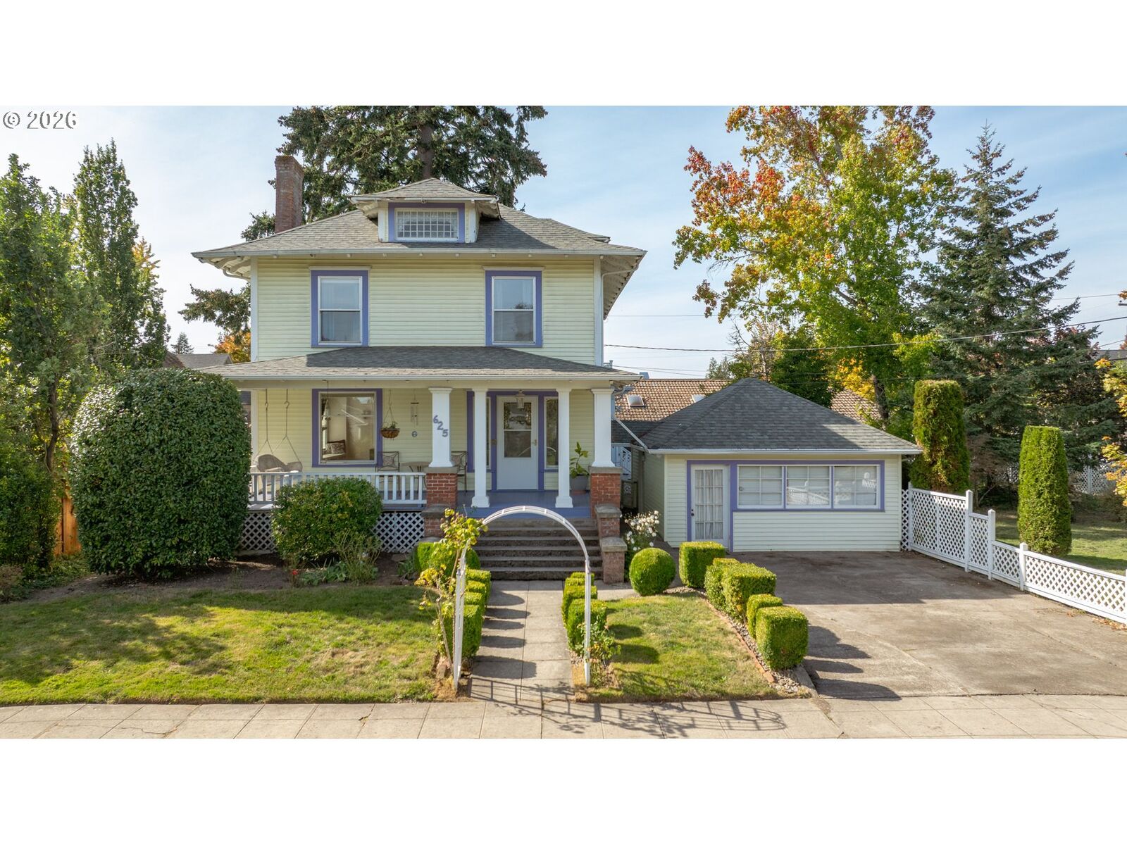 Property Photo:  625 NE Cowls St  OR 97128 