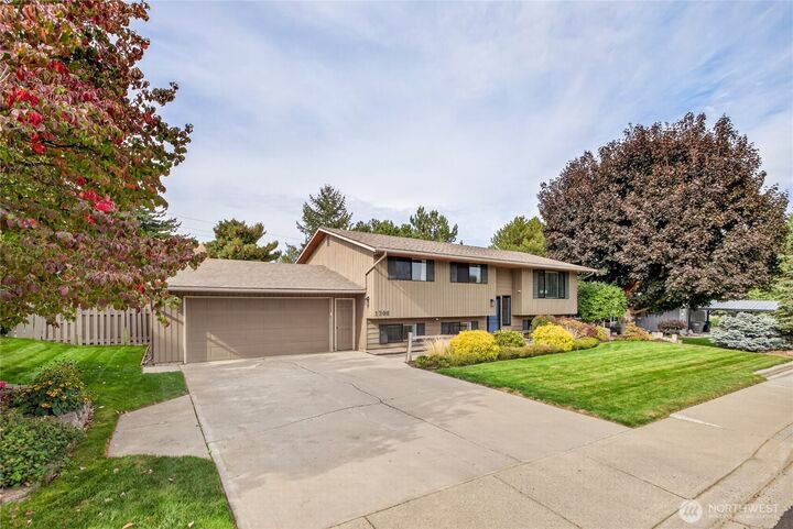 Property Photo: 1308 Wedgewood Avenue WA 98801