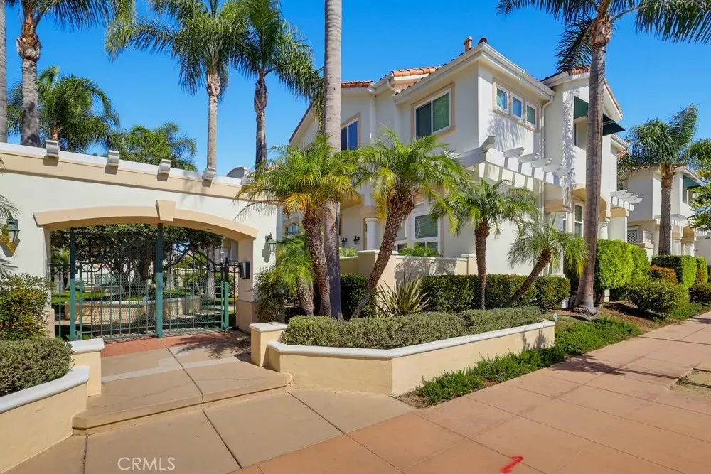 Property Photo:  1516 Cravens 13  CA 90501 