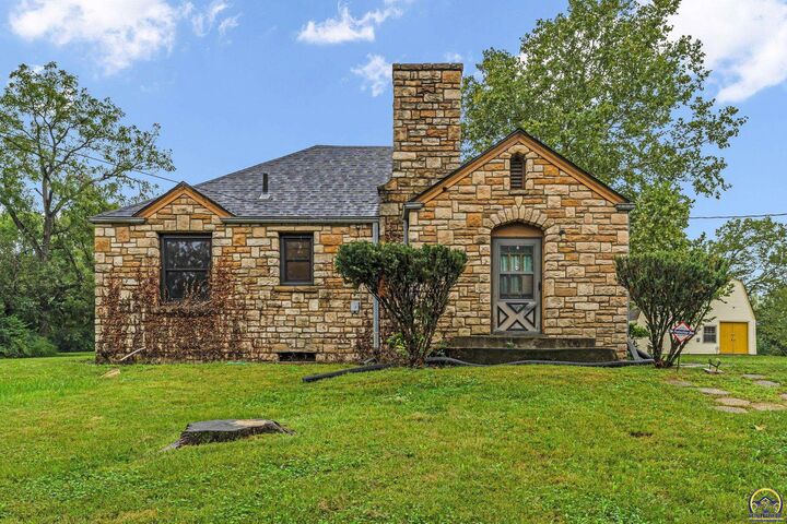 Property Photo:  211 SE 27th St  KS 66605 