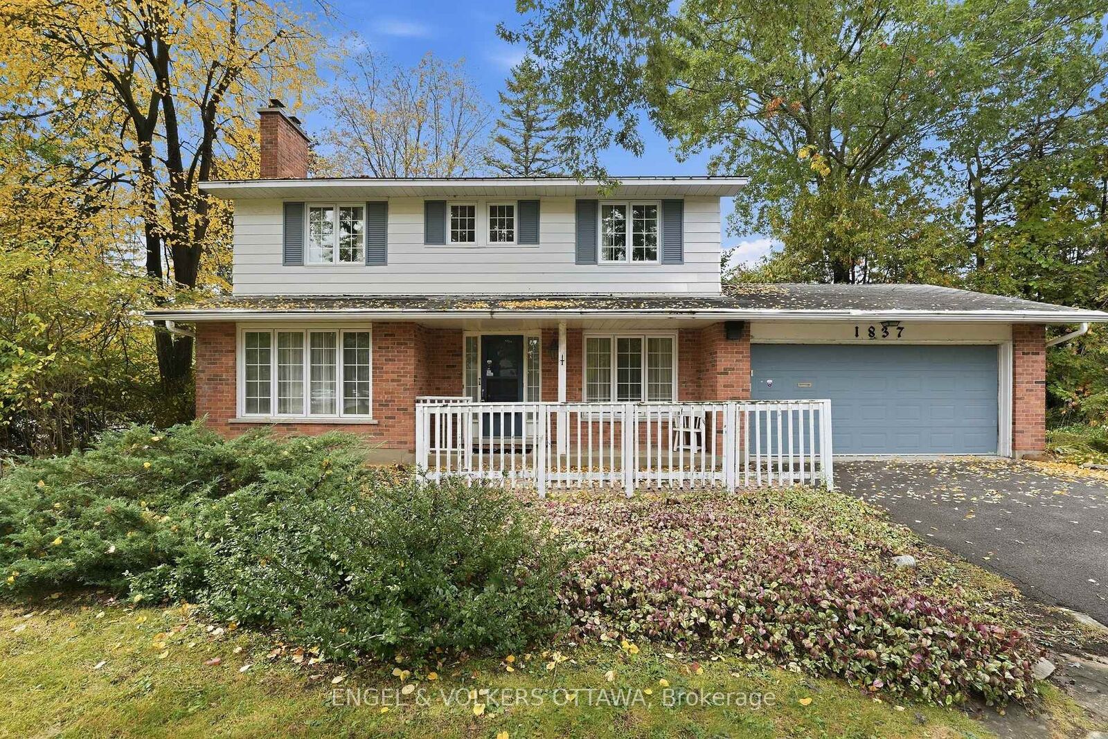 Property Photo:  1837 Ferncroft Crescent  ON K1H 7B4 