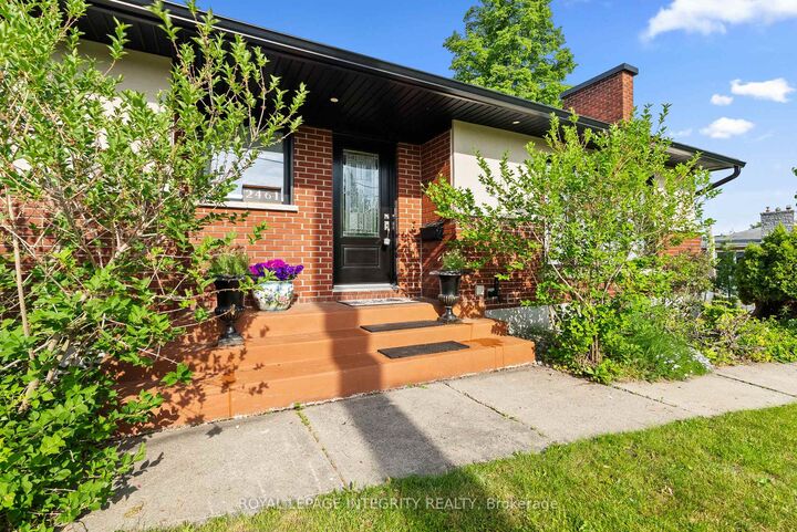 Property Photo:  2461 Alta Vista Drive  ON K1H 7M9 