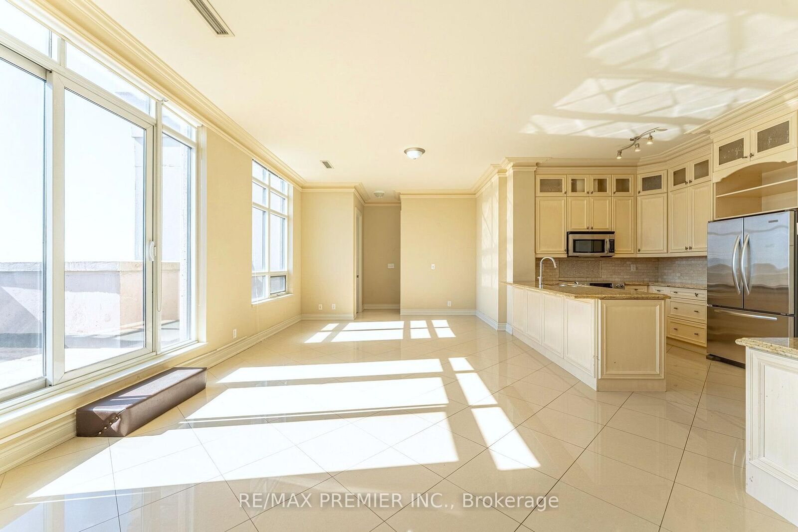 Property Photo:  9235 Jane Street Ph04  ON L6A 0J8 