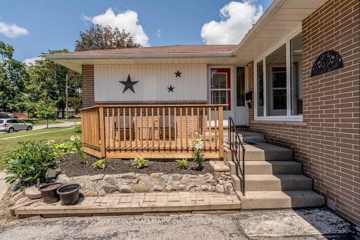 Property Photo:  23 Downsview Drive  ON L4M 4P7 