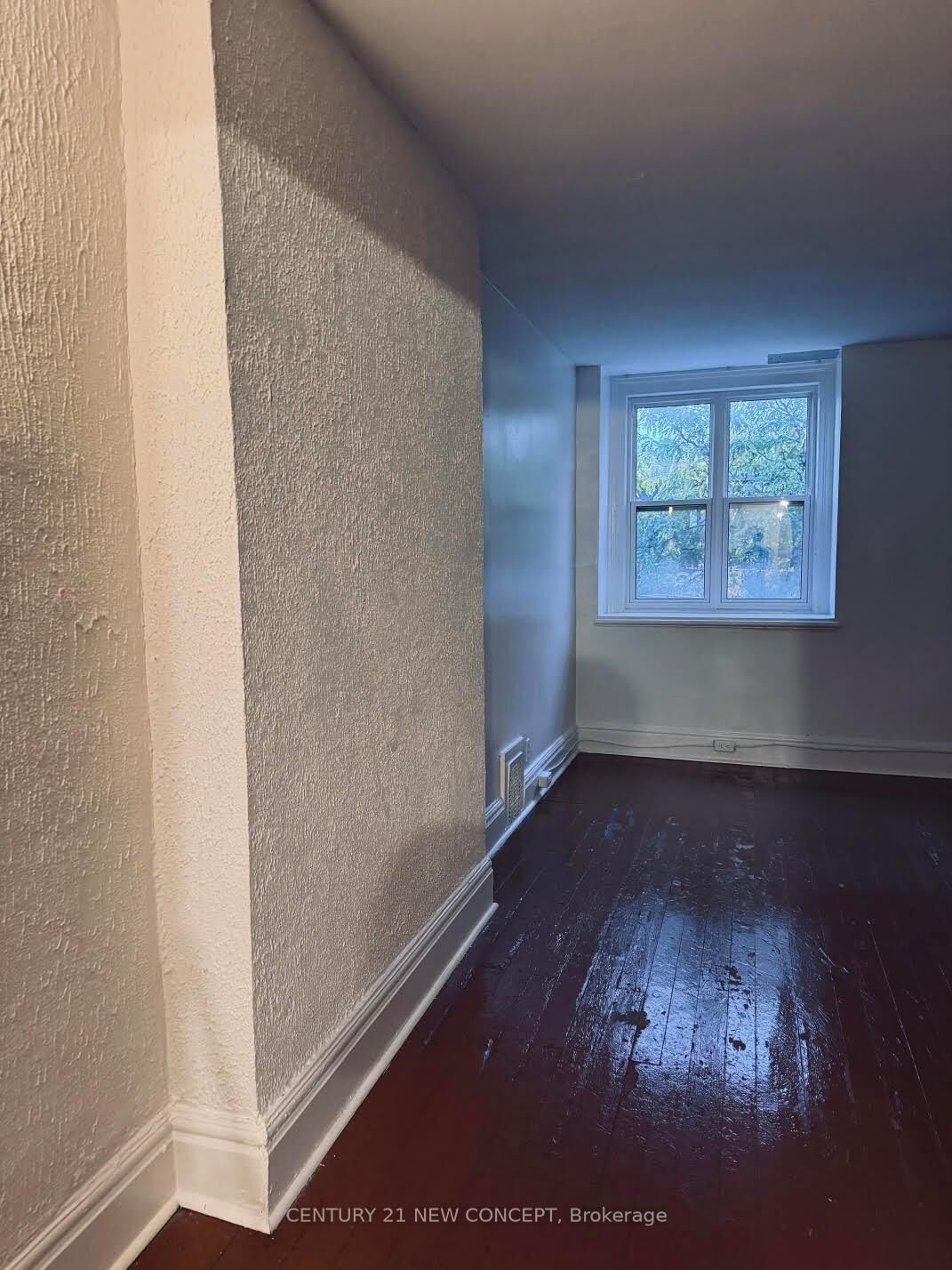 Property Photo: 585 Parliament Street Upper Level ON M4X 1P9