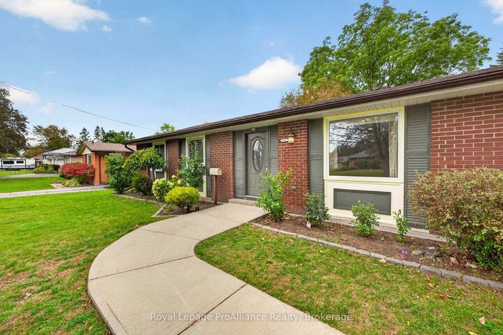 Property Photo:  26 Lexington Crescent  ON K8P 4L1 