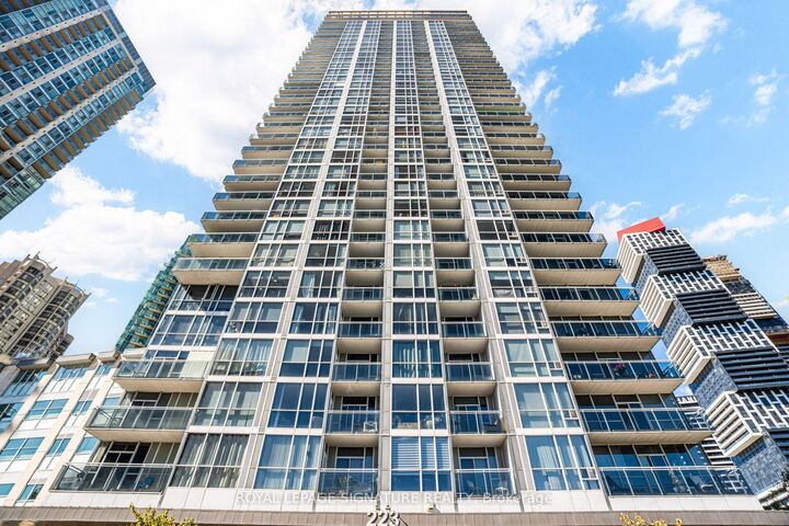 Property Photo:  223 Webb Drive 1611  ON L5B 0E8 