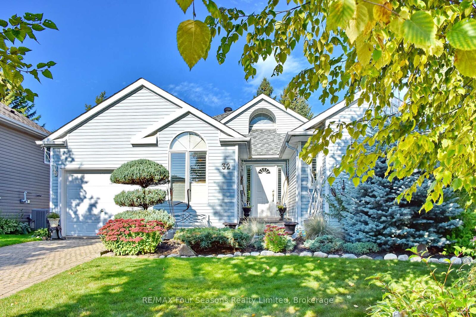 Property Photo: 32 Nettleton Court ON L9Y 5B9