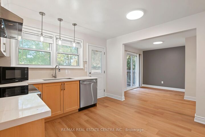 Photo de la propriété:  143 Elgin Crescent  ON N2J 2S5 