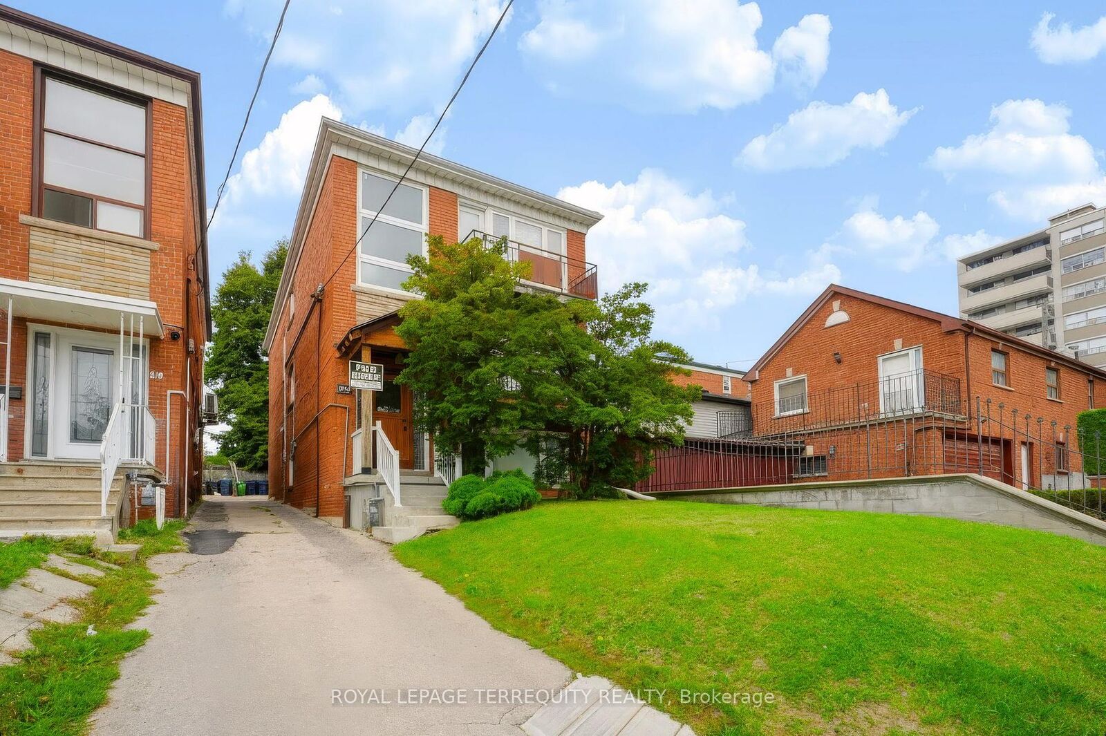 Property Photo: 32 Dynevor Road Main ON M6E 3X1