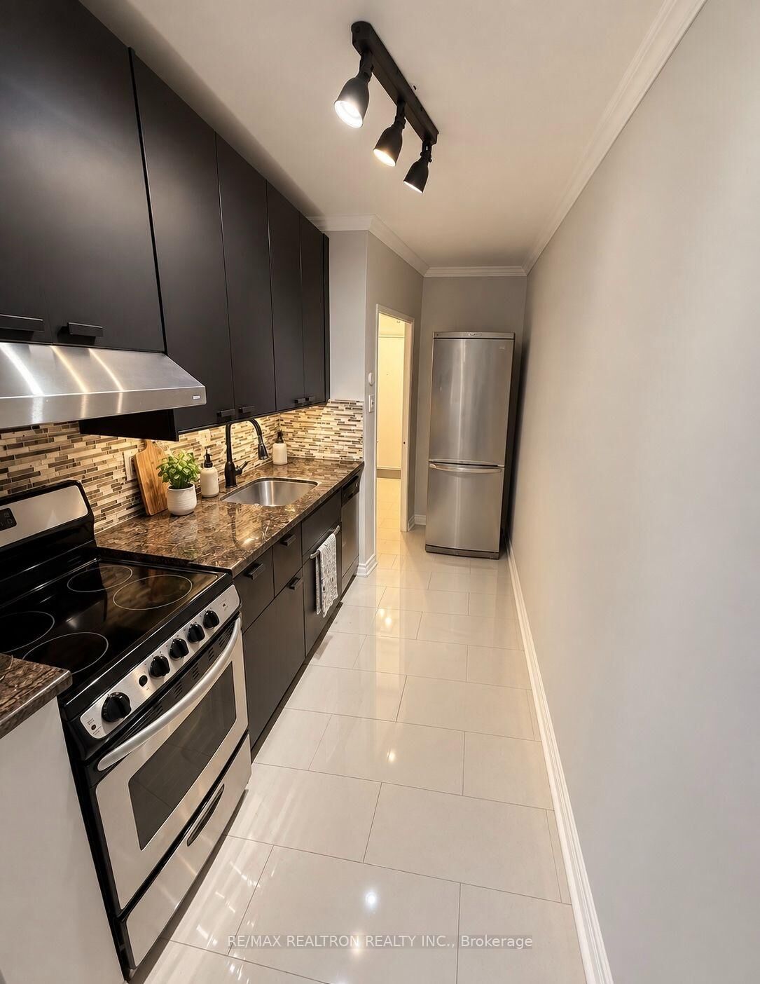 Property Photo:  2 Ridelle Avenue 106  ON M6B 1H4 