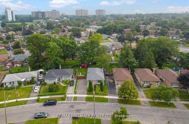 Property Photo:  39 Stansbury Crescent Upper  ON M1K 4R7 