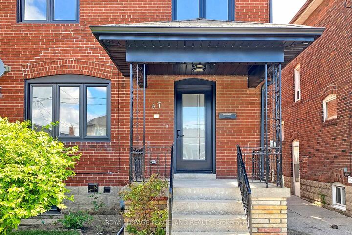 Property Photo:  47 Chamberlain Avenue  ON M6E 4J9 