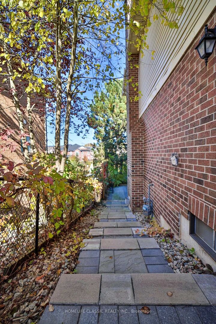 Property Photo: 427 Crossland Gate ON L3X 1B9