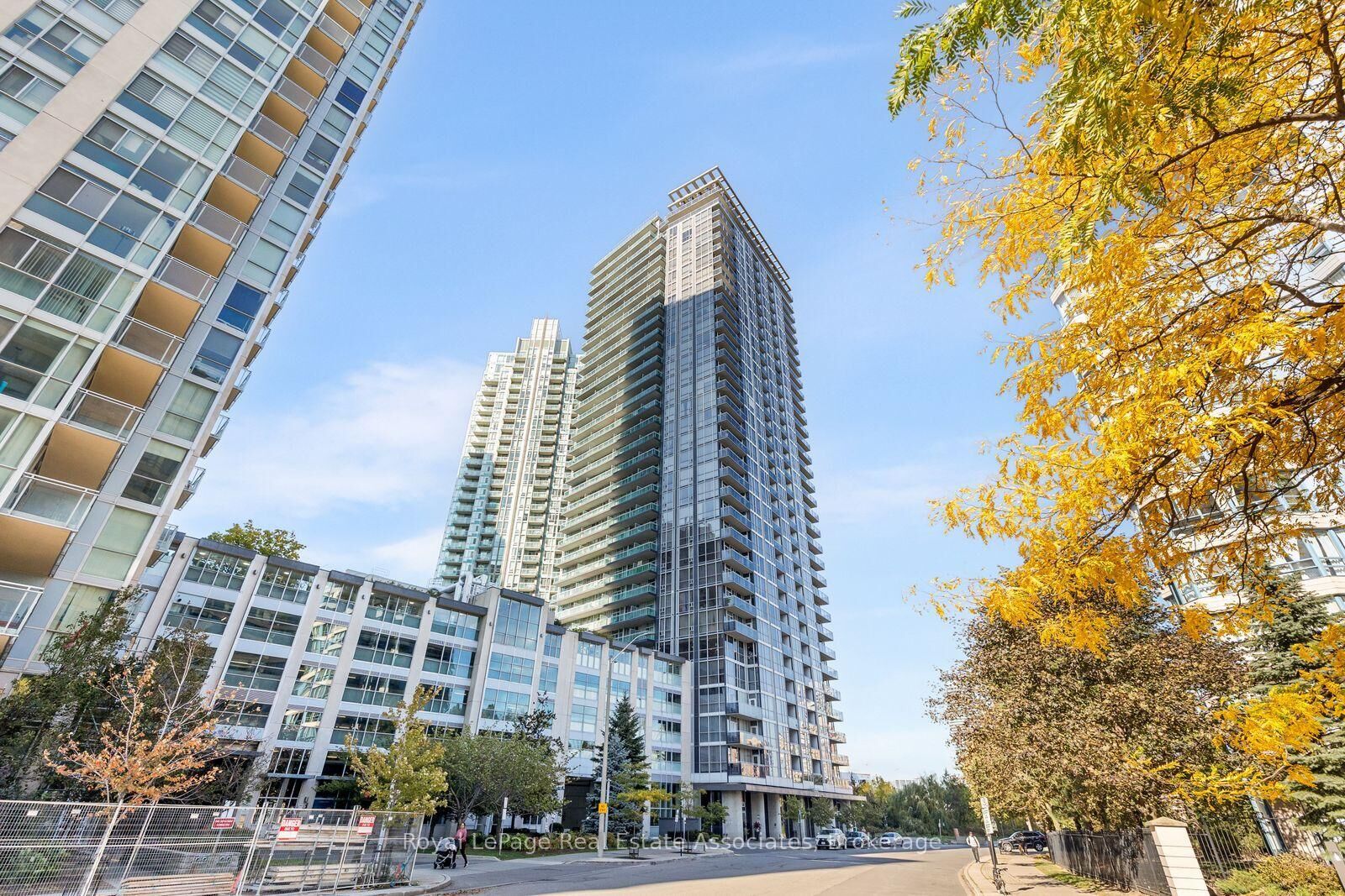 Property Photo:  223 Webb Drive 1709  ON L5B 0E8 