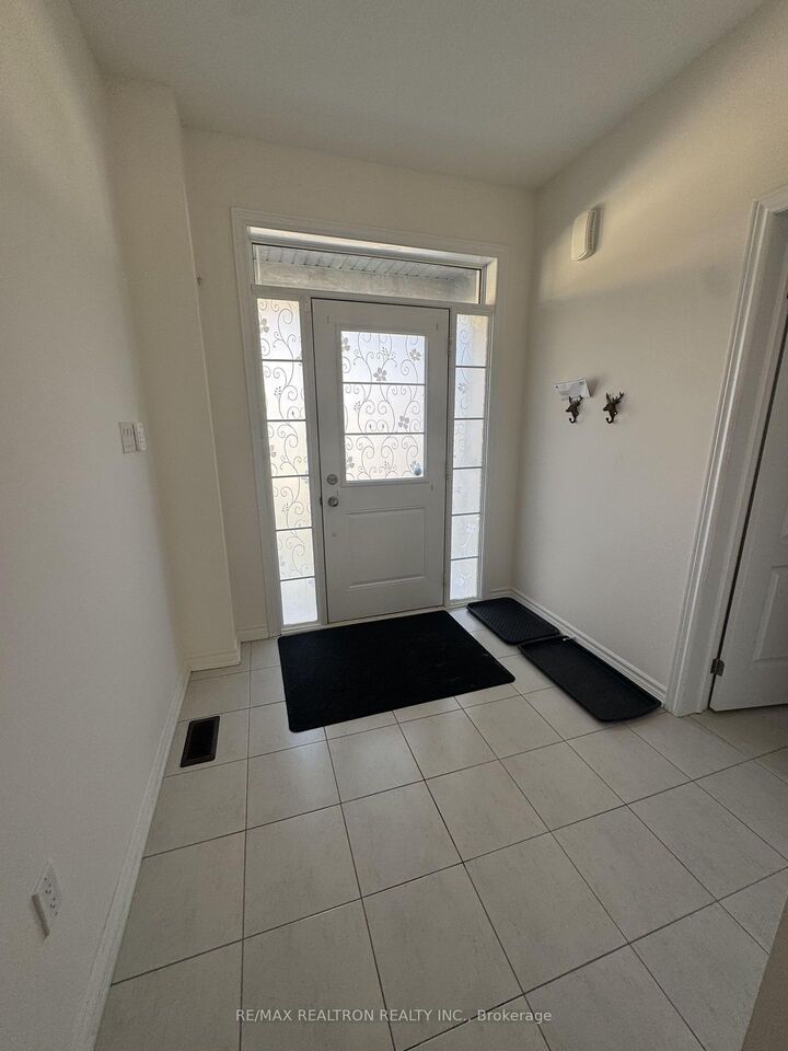 Photo de la propriété:  49 Mondial Crescent  ON L9N 0S2 