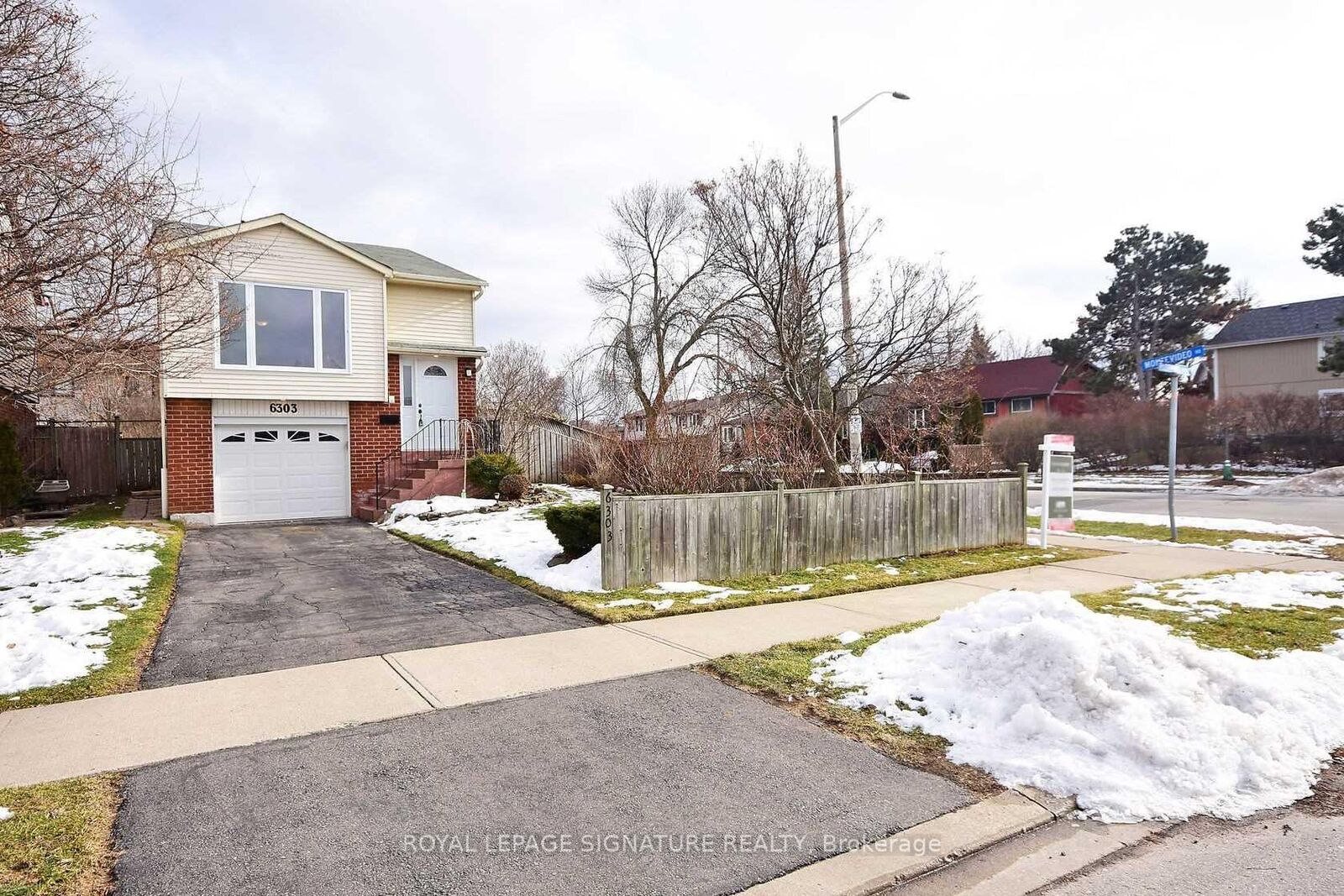 Property Photo:  6303 Plowmans Heath N/A  ON L5N 3W1 
