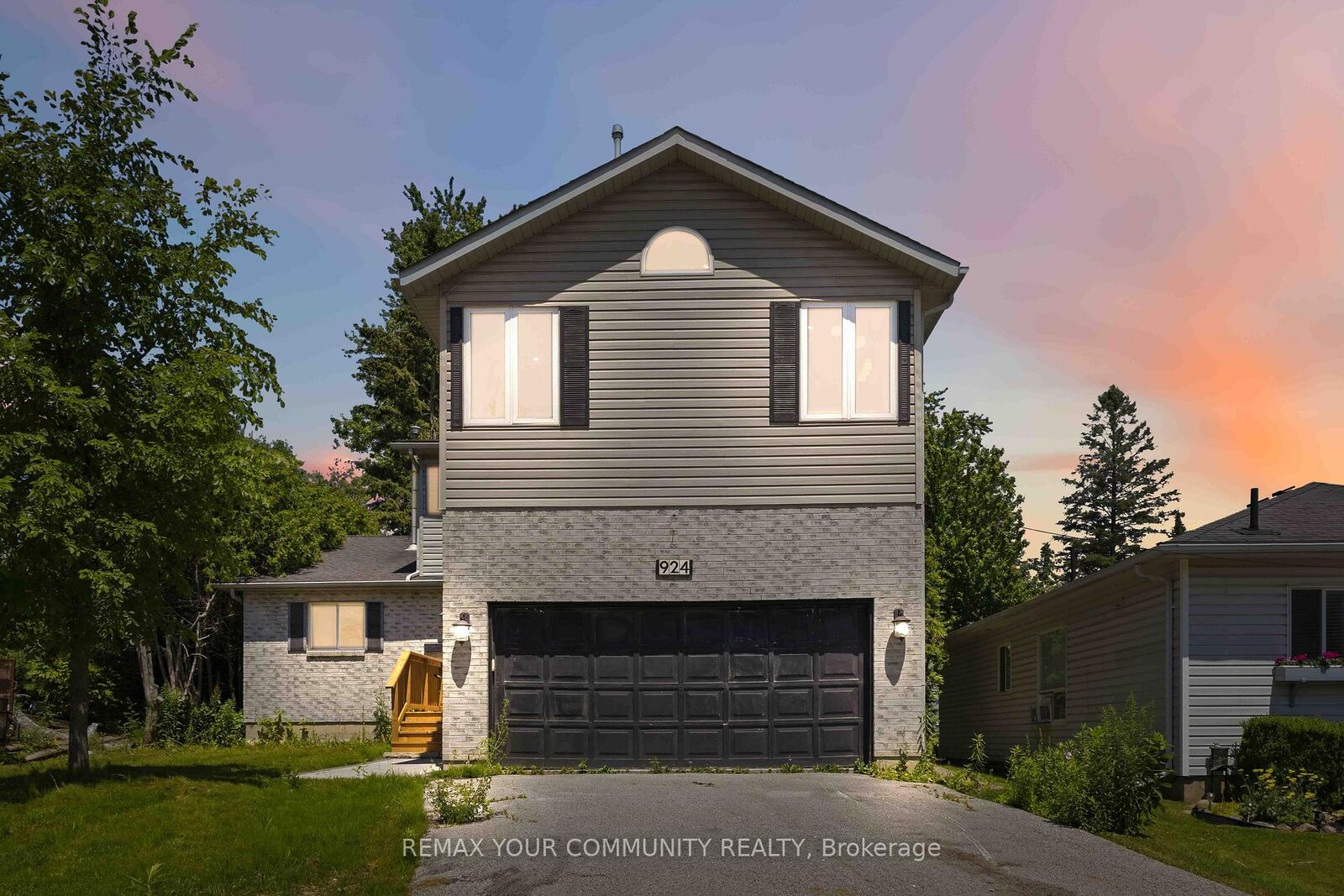 Property Photo:  924 Helen Street  ON L9S 1T5 