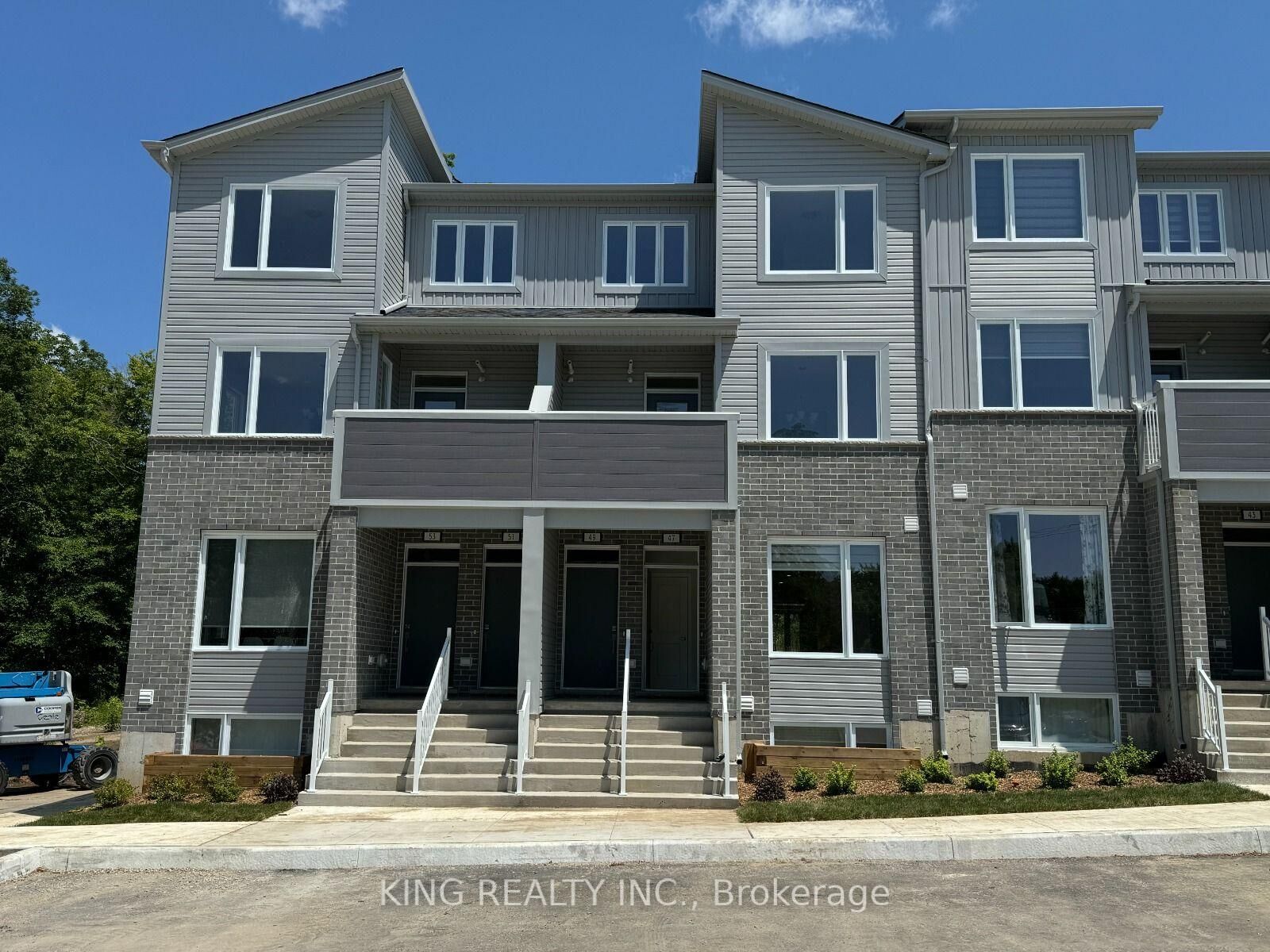 Property Photo:  990 Deveron Crescent 47  ON N5Z 0B3 