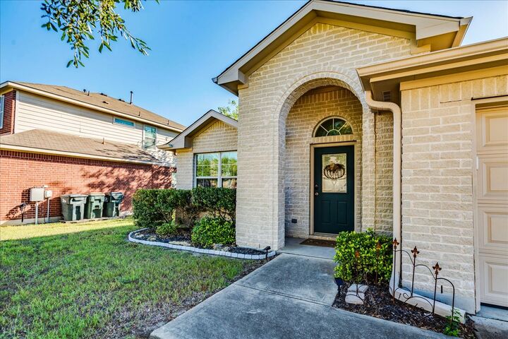 Property Photo:  208 Ashwood N Drive N  TX 78640 