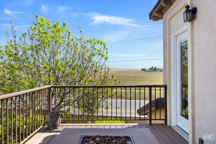 Property Photo: 6119 Pilar Way CA 93306