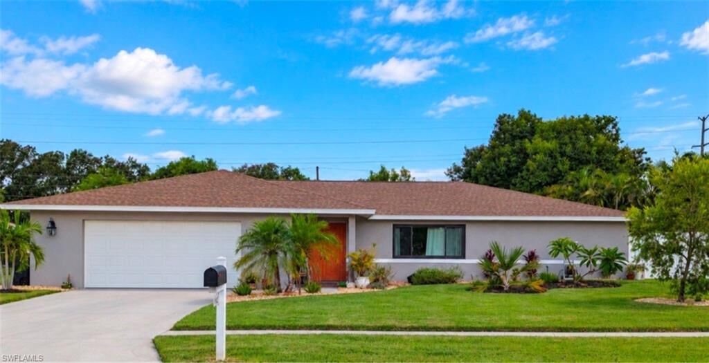 Property Photo:  1402 S Larkwood Sq  FL 33919 