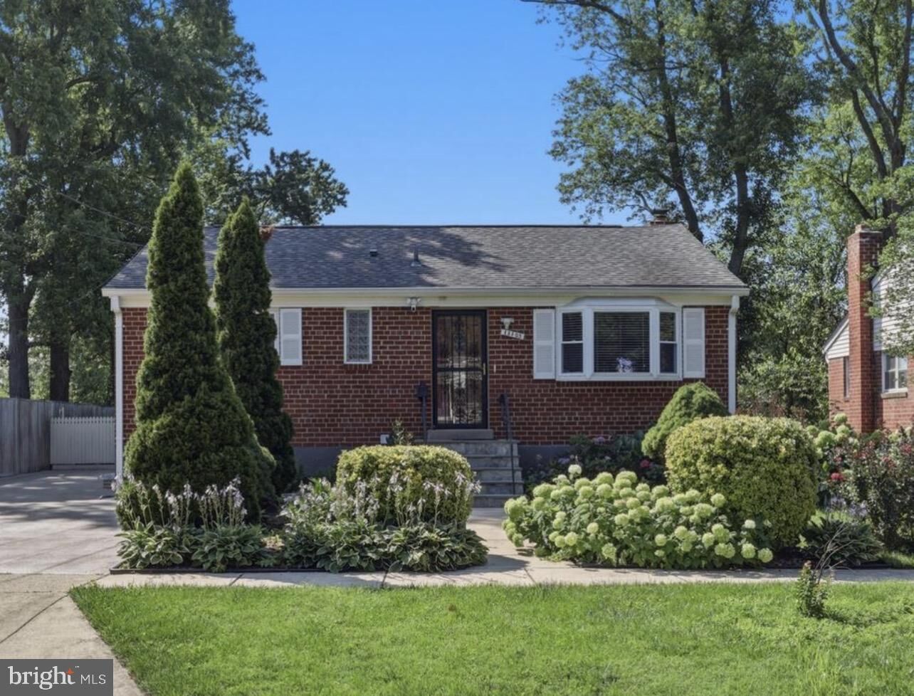 Property Photo:  13105 Hallet Court  MD 20853 