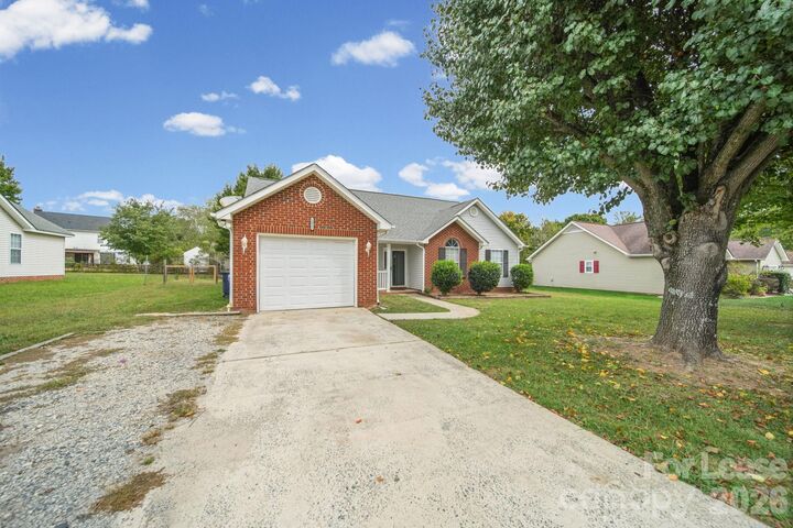 Property Photo:  1012 Ridgefield Circle  NC 28079 