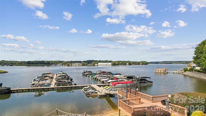Property Photo: 16516 Riverpointe Drive NC 28278