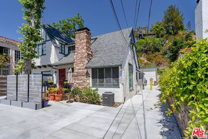 Property Photo:  2628 N Beachwood Dr  CA 90068 