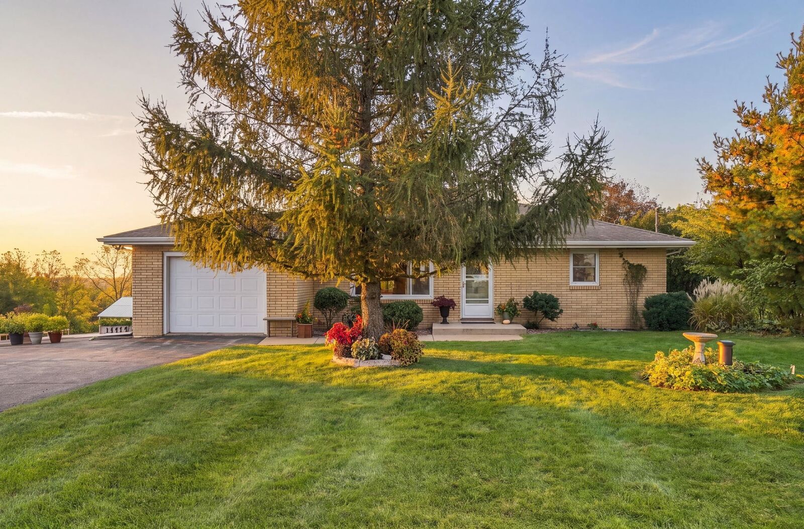 Property Photo:  13454 N Cascade Road  IA 52003 