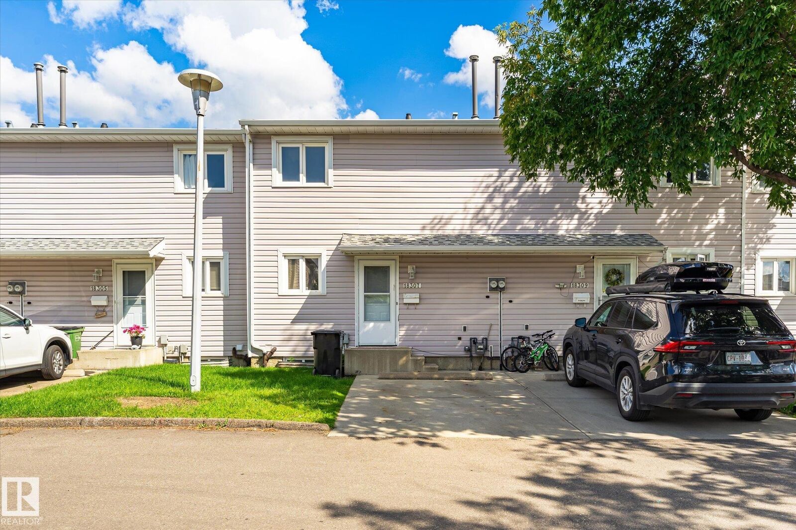 Property Photo:  18307 66 Avenue NW  AB T5T 1Z5 